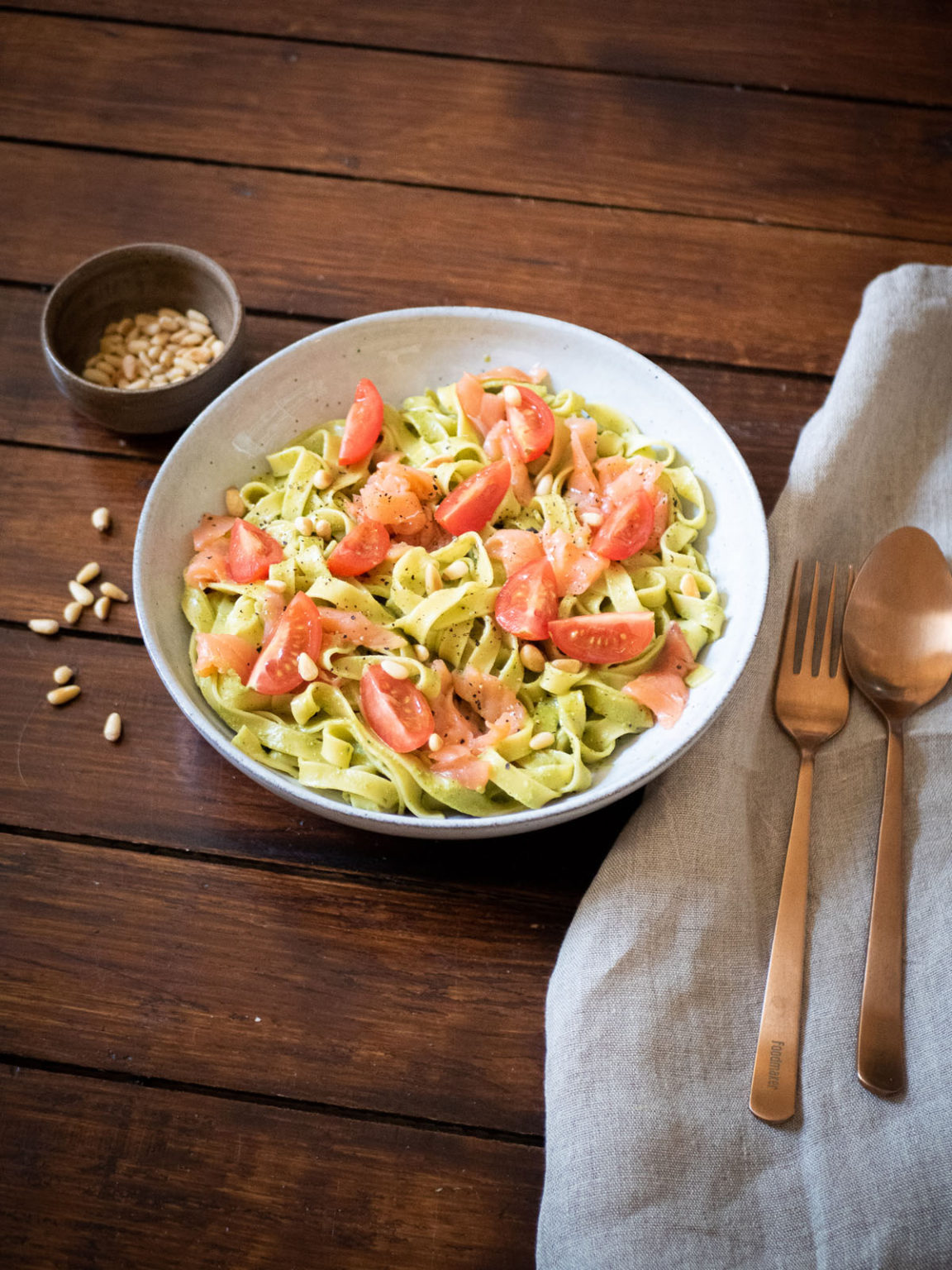 Pasta pesto met gerookte zalm en kerstomaat Weekmenus.be